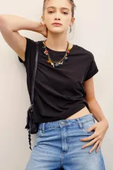 Remera básica de algodón color negro, con mangas cortas y cuello redondo.