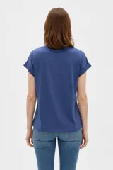 Remera de algodón color azul, de corte holgado, cuello redondo y mangas cortas con vuelta.