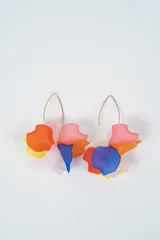 Aros colgantes con diseño de flor en color negro, con gancho metálico dorado.