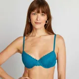 Sujetador con aros y relleno, confeccionado íntegramente en encaje floral de color azul turquesa. Presenta un pequeño lazo decorativo en el centro del escote y tirantes finos ajustables.