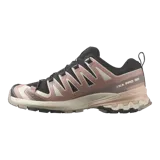 Championes de trail running Salomon XA Pro 3D V9, en combinación de tonos negros, beige y rosados, con sistema de cordones de ajuste rápido y suela con tecnología All Terrain Contagrip.