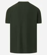 Remera verde militar de corte slim, cuello redondo y manga corta. Presenta una sutil textura de espina de pez.