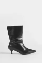Bota de caña media color negro, confeccionada en cuero sintético, con diseño de punta fina y tacón fino tipo kitten heel.