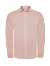 Camisa de manga larga con cuello camisero, confeccionada en tejido técnico flexible y liviano. Presenta un estampado de rayas verticales finas en tono salmón y cierre frontal con botones.