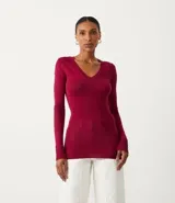 Blusa de punto color bordó, con escote en V, manga larga y detalle de botones en los puños. Presenta un corte entallado y largo.