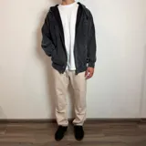 Campera con capucha y cierre frontal, confeccionada en tejido con efecto lavado desgastado. Presenta costuras decorativas horizontales en la parte superior del pecho y bolsillos laterales.