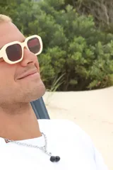 Collar plateado con cadena de eslabones y dije de cerezas negras.