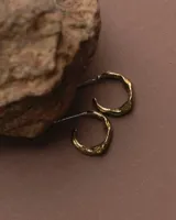 Aros tipo argolla pequeña de diseño minimalista, realizados artesanalmente en bronce y alpaca con pernos de plata 925.