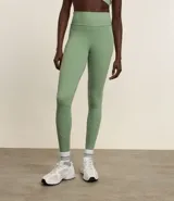 Legging deportiva de tiro alto confeccionada en microfibra elástica, con diseño ajustado al cuerpo y bolsillo interno en la cintura.
