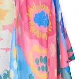 Kimono de gasa sintética liviana con estampado floral multicolor estilo acuarela, de calce suelto y ruedo recto con caída natural.