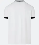 Remera de algodón color celeste con cuello redondo y bordes de mangas en color blanco. Presenta diseño de rayas dobles blancas en los hombros y mangas.