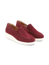 Slip-on de cuero gamuza en color bordó, con suela elevada blanca y elásticos laterales para facilitar el calce.