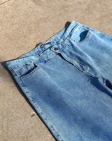 Pantalón de jean celeste, corte ancho y tiro alto.