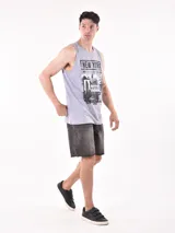 Musculosa sin mangas color blanco hueso con estampa frontal de una motocicleta estilo chopper y el número "86" en tonos ocre. Incluye texto con frases motivacionales.