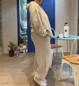 Pantalón deportivo de tiro alto con puños elásticos en los tobillos y bolsillos laterales.