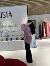 Blusa color rosa viejo, de corte holgado y mangas largas abullonadas.