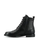 Borcego acordonado de cuero napa color negro con detalles perforados estilo Oxford en la puntera y los laterales, taco bajo y suela de TR.