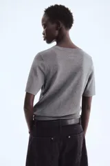 Remera de manga corta en punto fino de mezcla de viscosa, color gris jaspeado. Presenta escote redondo, puños y bajo en punto acanalado.