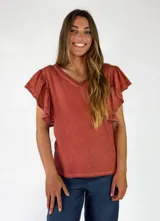 Remera color terracota con escote en V y mangas cortas con volados dobles bordados en los bordes.