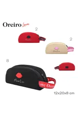 Necessaire de color negro con cierre superior, decorado con un aplique de labios rojos y el texto 'Oreiro Love'. Incluye una correa lateral roja con la inscripción 'Love Oreiro'.