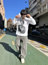 Pantalón de jean con corte baggy y diseño balloon, de color gris lavado con efecto desgastado. Presenta costuras laterales curvadas y una silueta amplia y holgada.