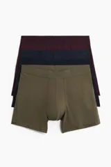 Pack de tres calzoncillos tipo trunk en colores verde militar, azul marino y bordó, con cintura elástica y costuras planas.
