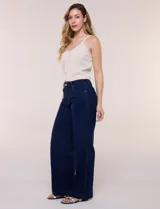 Jean de tiro alto y pierna ancha de denim azul oscuro, con cinco bolsillos y pretina trasera elastizada.