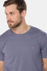 Remera básica de algodón color azul marino, de manga corta, con cuello redondo y logo bordado en el frente.