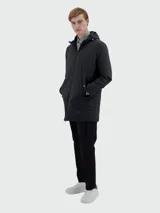 Parka de nylon elastizado color azul marino, con capucha ajustable, cierre frontal de cremallera y bolsillos laterales con solapa. Presenta un diseño de corte recto y largo por debajo de la cadera.