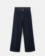 Jeans de corte recto y tiro medio en color azul oscuro, con costuras en contraste y acabado sin rematar en el ruedo.
