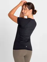 Remera deportiva negra de manga corta y cuello redondo, con logo pequeño en el pecho.