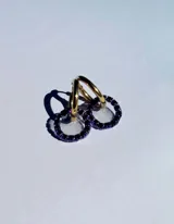 Aros tipo argolla dorados con dije circular de resina transparente y strass color fucsia.