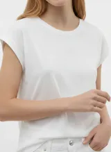 Camiseta básica de algodón orgánico, color blanco brillante, con cuello redondo y mangas cortas dobladas.