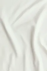 Remera de manga corta color blanco, de corte entallado con cuello redondo y bajo recto.