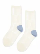 Medias de caña media color crema con diseño de cuadros translúcidos y talón azul.