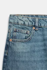 Jeans wide leg de tiro alto, color azul con efecto deslavado, cintura con trabillas, diseño de cinco bolsillos y cierre frontal con cremallera y botón metálico.