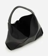 Cartera hobo de Satinato de tamaño mediano color negro, confeccionada en poliuretano con recortes estructurados y diseño flexible con asa de hombro fija.