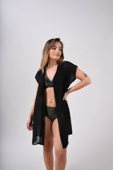 Camisa corta color celeste con botones frontales y cuello en V.