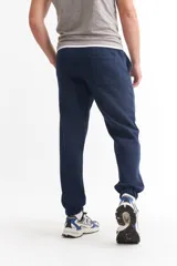 Pantalón de jogging verde militar de felpa, con cintura elástica y puños ajustados.