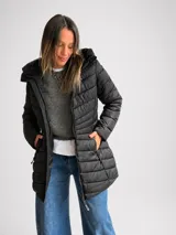 Campera puffer negra con capucha, diseño acolchado, cierre frontal y bolsillos laterales. Presenta un corte entallado y largo a la cadera.