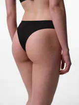 Bombacha tipo colaless de tela punto rib con textura acanalada, color rosa claro. Presenta ribetes elásticos en cintura y piernas para un ajuste suave y cómodo.