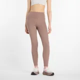 Calza deportiva de tiro alto con bolsillos laterales, confeccionada en tejido elástico con tecnología de secado rápido.