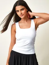 Musculosa blanca de corte ajustado, con escote cuadrado y diseño clásico sin mangas.