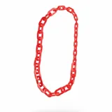 Collar largo de diseño moderno confeccionado en resina roja, formado por eslabones gruesos entrelazados.