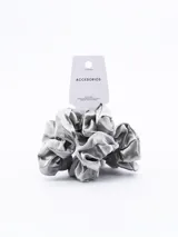 Set de tres scrunchies de tela satinada en color plateado, con diseño fruncido y elástico interno.
