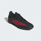 Championes de fútbol Adidas F50 League para césped artificial, color negro con detalles en rojo y blanco. Presentan un empeine de Fiberskin con estampado Sprintgrid y lengüeta envolvente para un ajuste ceñido.
