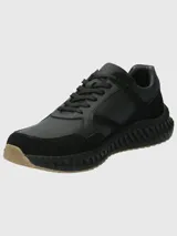 Sneaker urbana de hombre con diseño técnico, confeccionada en una combinación de cuero liso y gamuza. Presenta una suela con tecnología Spinal que ofrece amortiguación y retorno de energía, con base de goma para mayor tracción y estabilidad.