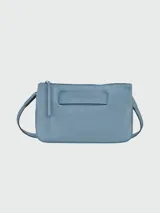 Bolso crossbody Longchamp modelo 3D XS, confeccionado en cuero liso color azul. Presenta un diseño rectangular con cierre superior, correa ajustable y detalle de logo grabado en relieve en la parte frontal.