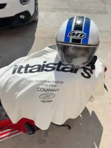 Remera negra de algodón con estampado blanco en la espalda con el logo de la marca y la frase "European Tour by Ittai Stars Company".