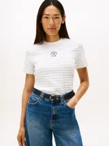 Remera Tommy Hilfiger de corte regular, color blanco con finas rayas horizontales grises, cuello redondo y logo circular bordado en el pecho.